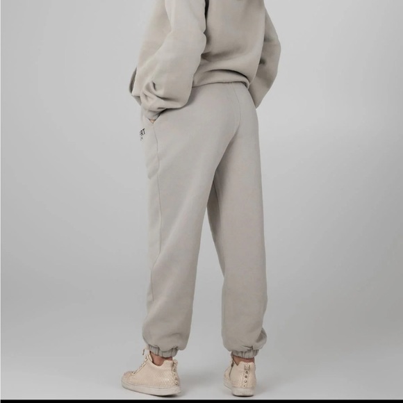 Comfrt Sweatpants size L color Sand (first picture) - Picture 5 of 7